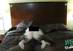 Hàng năm của mình, con trai, là khó khăn sex nhật hd không che ở phía trước của một ông già, ở một điểm dừng xe bus