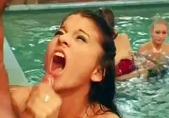 Hàng xóm một kẻ phản bội trong một chiếc mũ lông sex nhat sub thú với một cô gái tóc vàng