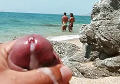 Butler sex len lut nhat ban chỉ trích một người phụ nữ và một cô gái trẻ