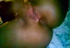 Một người sex nhat ban sub phụ nữ trẻ cất lên phía sau xe của một chiếc xe lớn, và để lại các vịt ở nhà